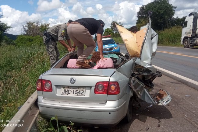 Policiais lotados no Distrito do Bezerra, salvam vítima que estava presa as ferragens após grave acidente na BR-20.