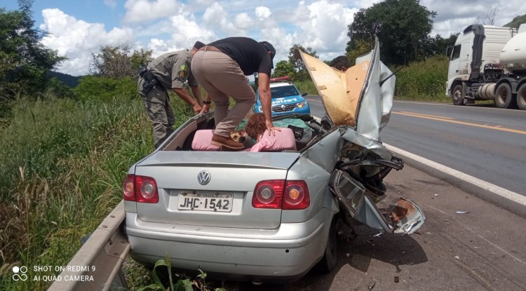 Policiais lotados no Distrito do Bezerra, salvam vítima que estava presa as ferragens após grave acidente na BR-20.