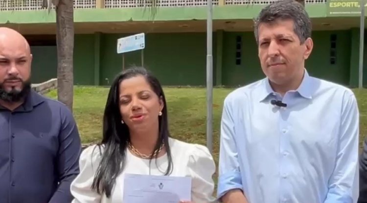 Prefeita Simone Ribeiro, recebe documento que autoriza início da pavimentação asfáltica da GO-16.