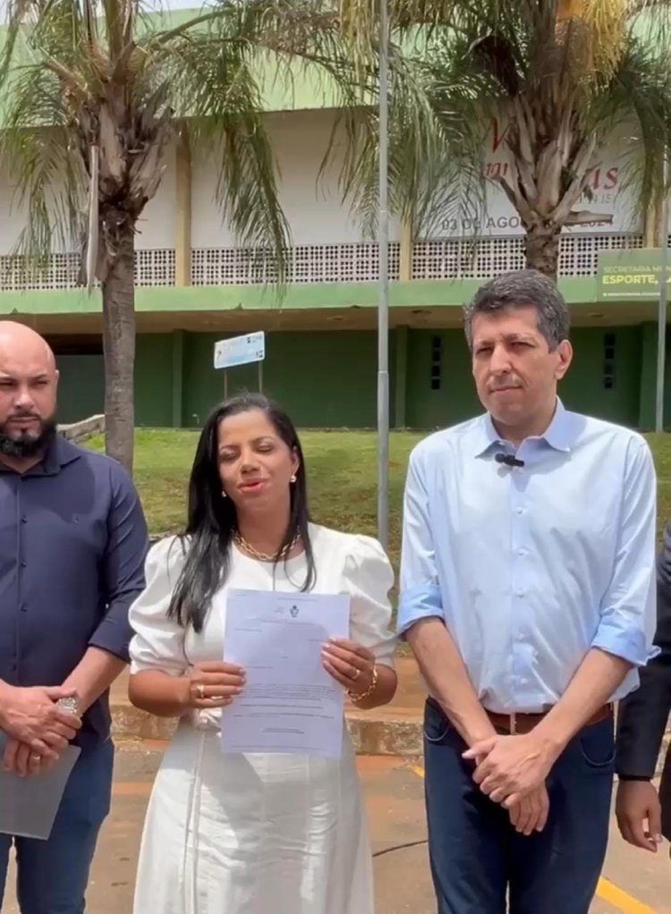 Prefeita Simone Ribeiro, recebe documento que autoriza início da pavimentação asfáltica da GO-16.