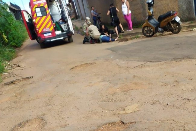 Buracos na rua causa acidente e deixa motociclista ferida no Jardim das Américas em Formosa-Go.
