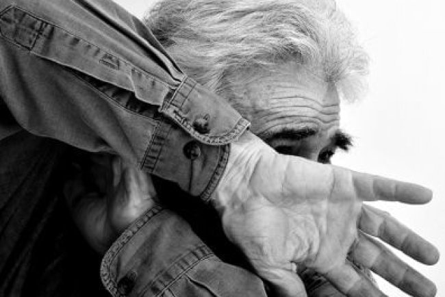 Homem é preso em flagrante após agredir seu próprio pai no setor Nordeste.