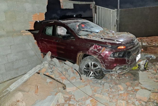Por causa de buracos na via, condutor perde o controle do veículo e bate em muro  no Jardim Triângulo em Formosa-Go.