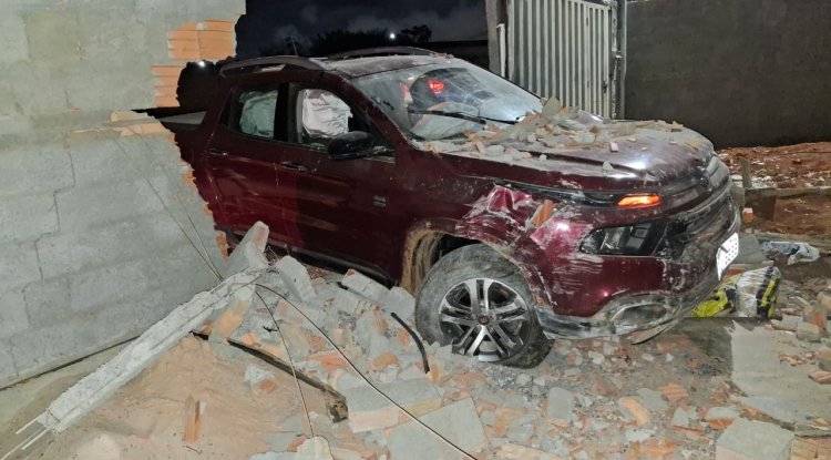 Por causa de buracos na via, condutor perde o controle do veículo e bate em muro  no Jardim Triângulo em Formosa-Go.