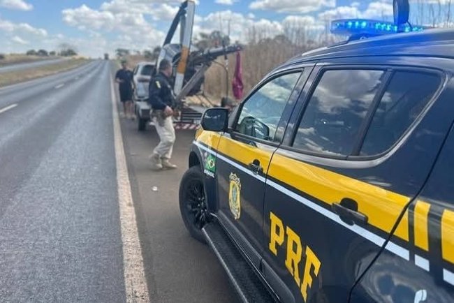 Foragido da justiça é preso pela PRF transportando helicóptero pela BR-20.
