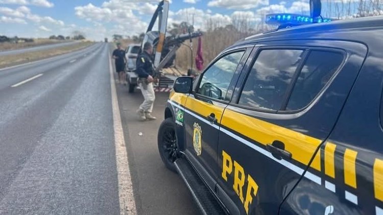 Foragido da justiça é preso pela PRF transportando helicóptero pela BR-20.
