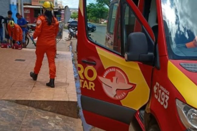 Por causa de buracos na rua , motociclistas sofrem acidente no bairro Formosinha em Formosa-Go.