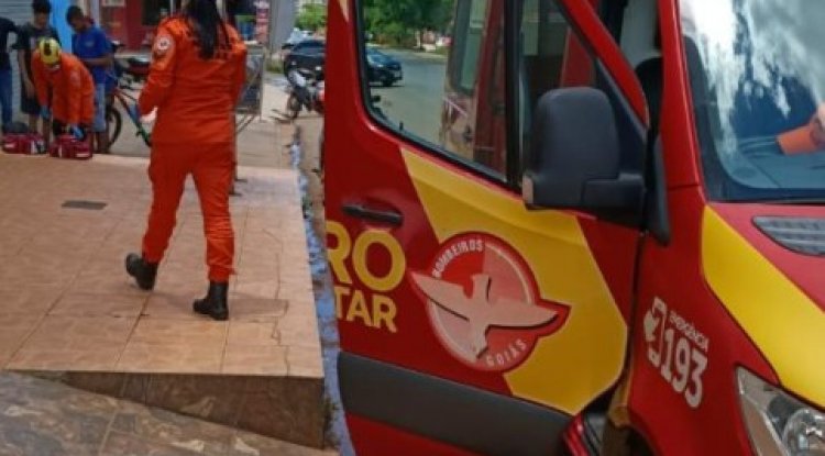Por causa de buracos na rua , motociclistas sofrem acidente no bairro Formosinha em Formosa-Go.