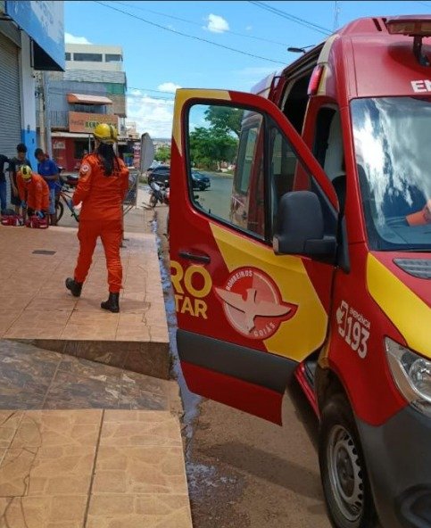 Por causa de buracos na rua , motociclistas sofrem acidente no bairro Formosinha em Formosa-Go.