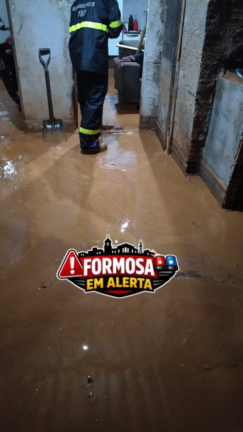Residência é invadida por água e lama após fortes chuvas no Parque São Francisco, em Formosa. Bombeiros foram acionados durante a madrugada. Não houve vítimas.