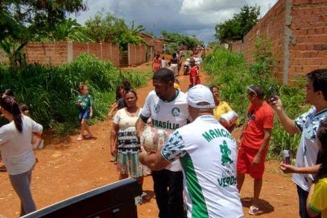 Torcida do Palmeiras faz bonito e bate um bolão em ação social em Formosa-Go.